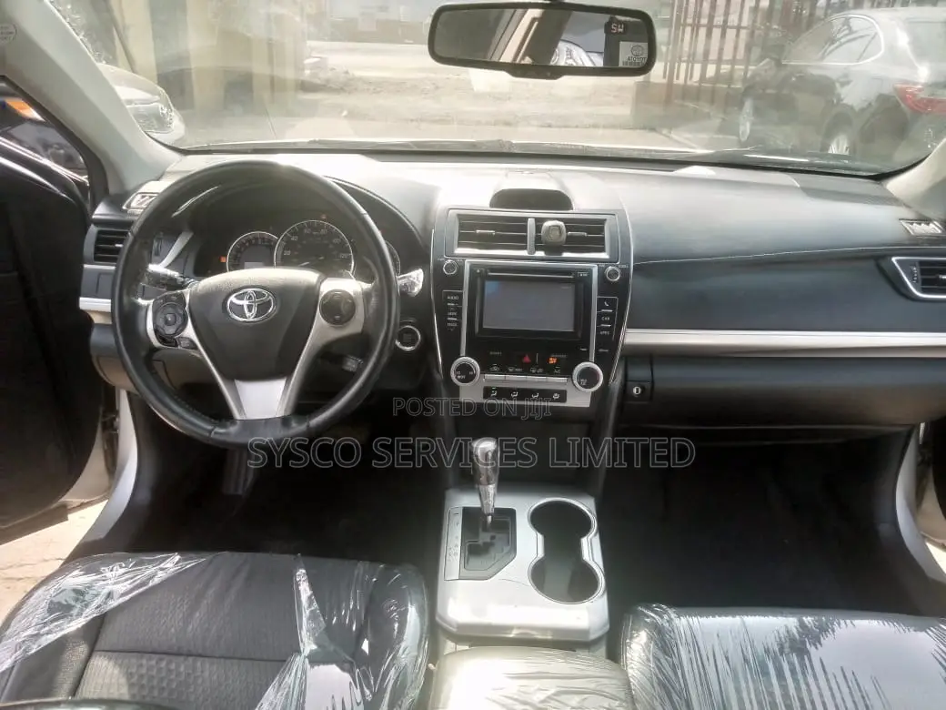 Toyota Camry SE V6 4dr Sedan (3.5L 6cyl 6A) 2013 Silver