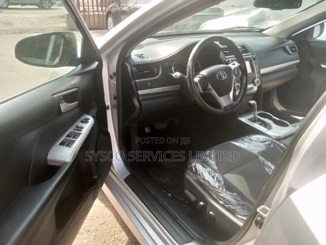 Toyota Camry SE V6 4dr Sedan (3.5L 6cyl 6A) 2013 Silver