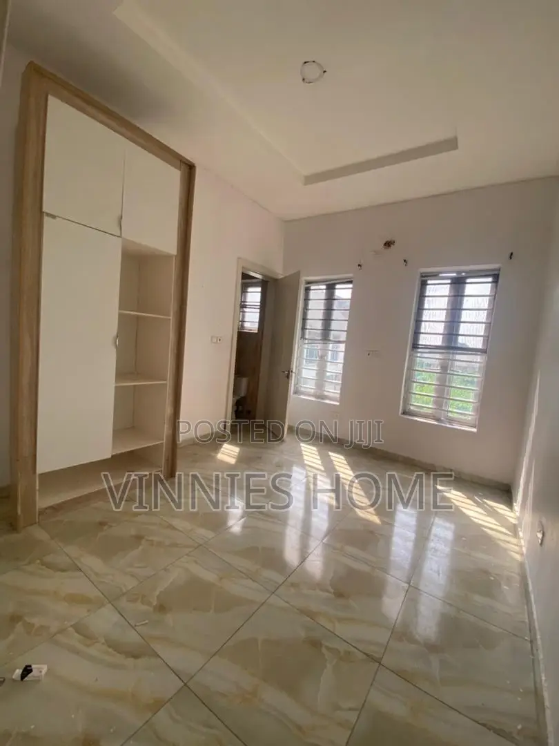 1bdrm Shared Apartment in Oral, Lekki Phase 2 for rent