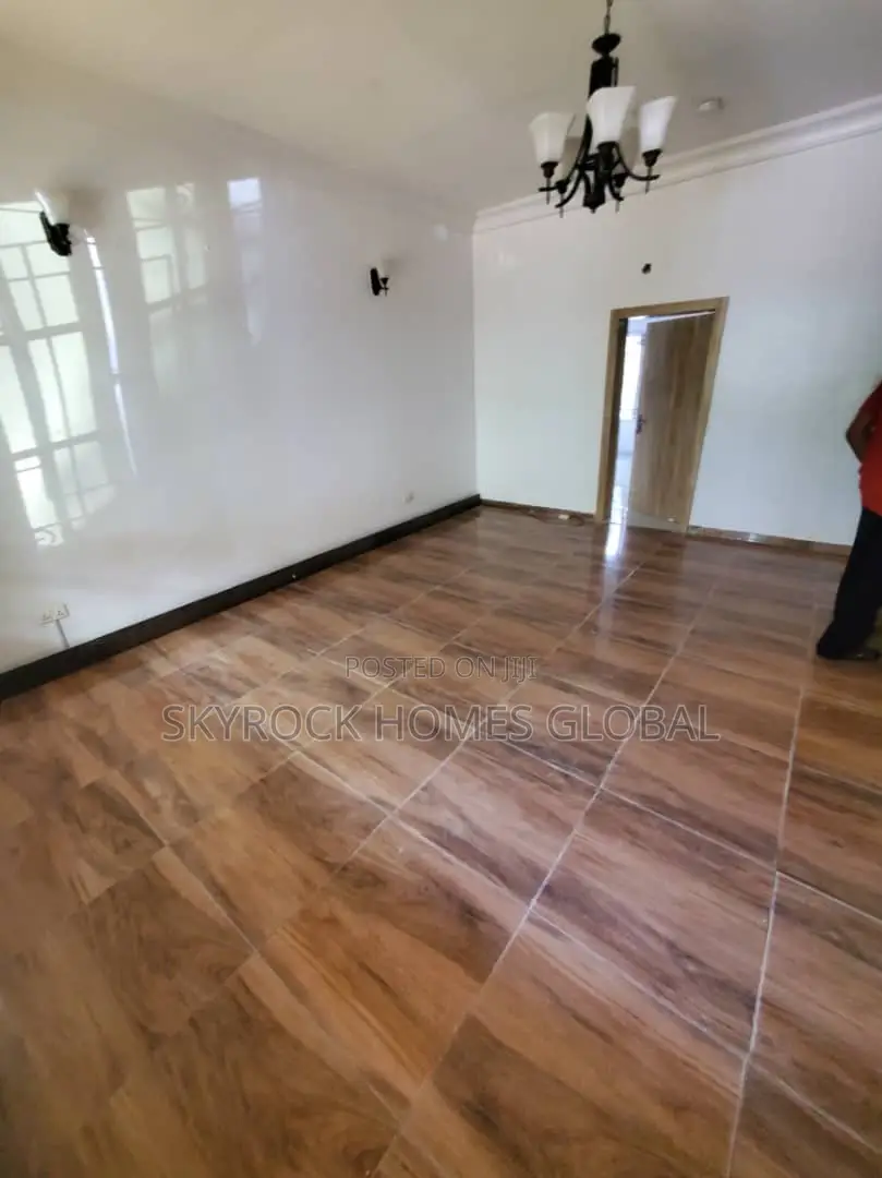 Mini Flat in Paradise Estate, Chevron for rent
