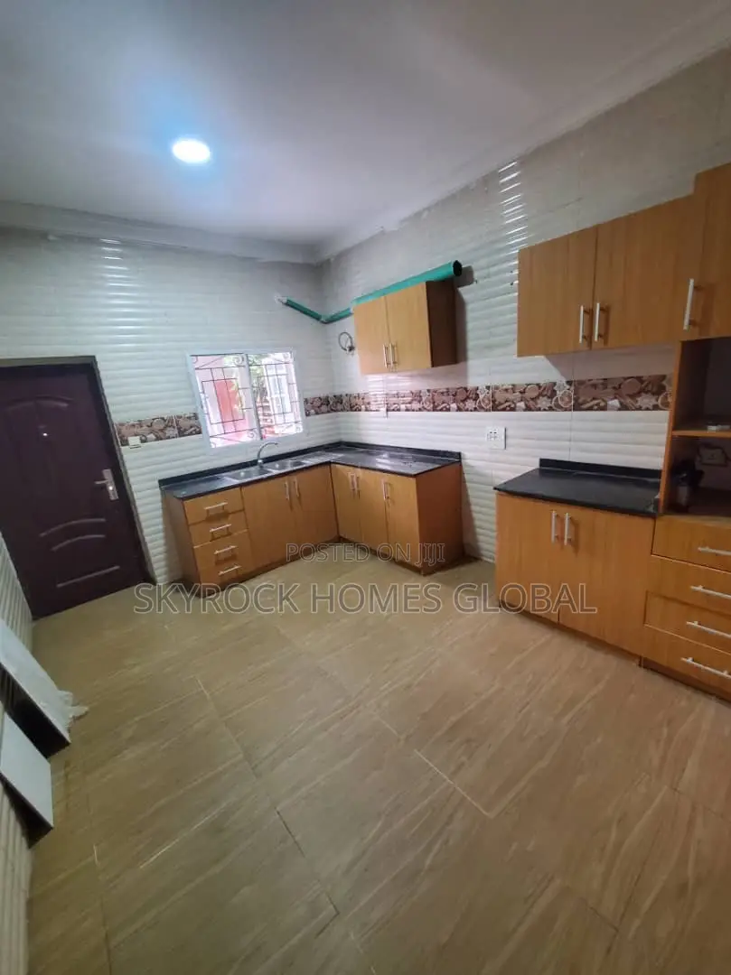 Mini Flat in Paradise Estate, Chevron for rent