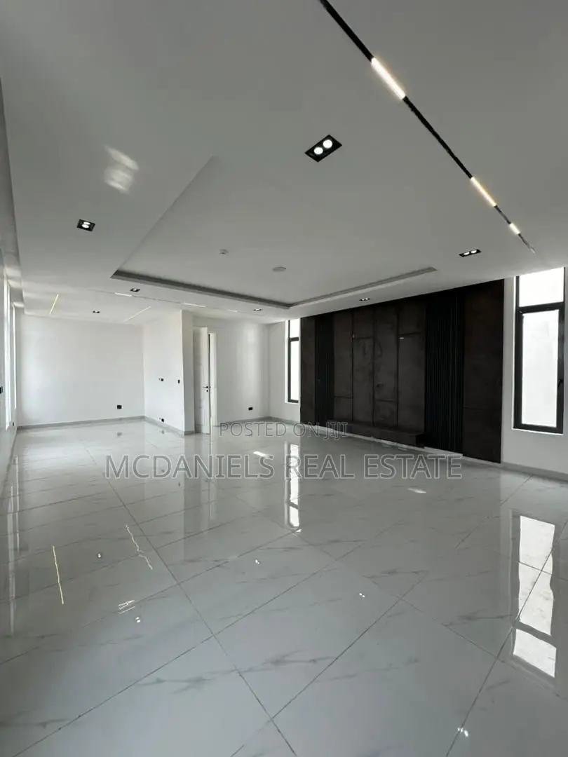 Furnished 5bdrm Duplex in Chevron for sale