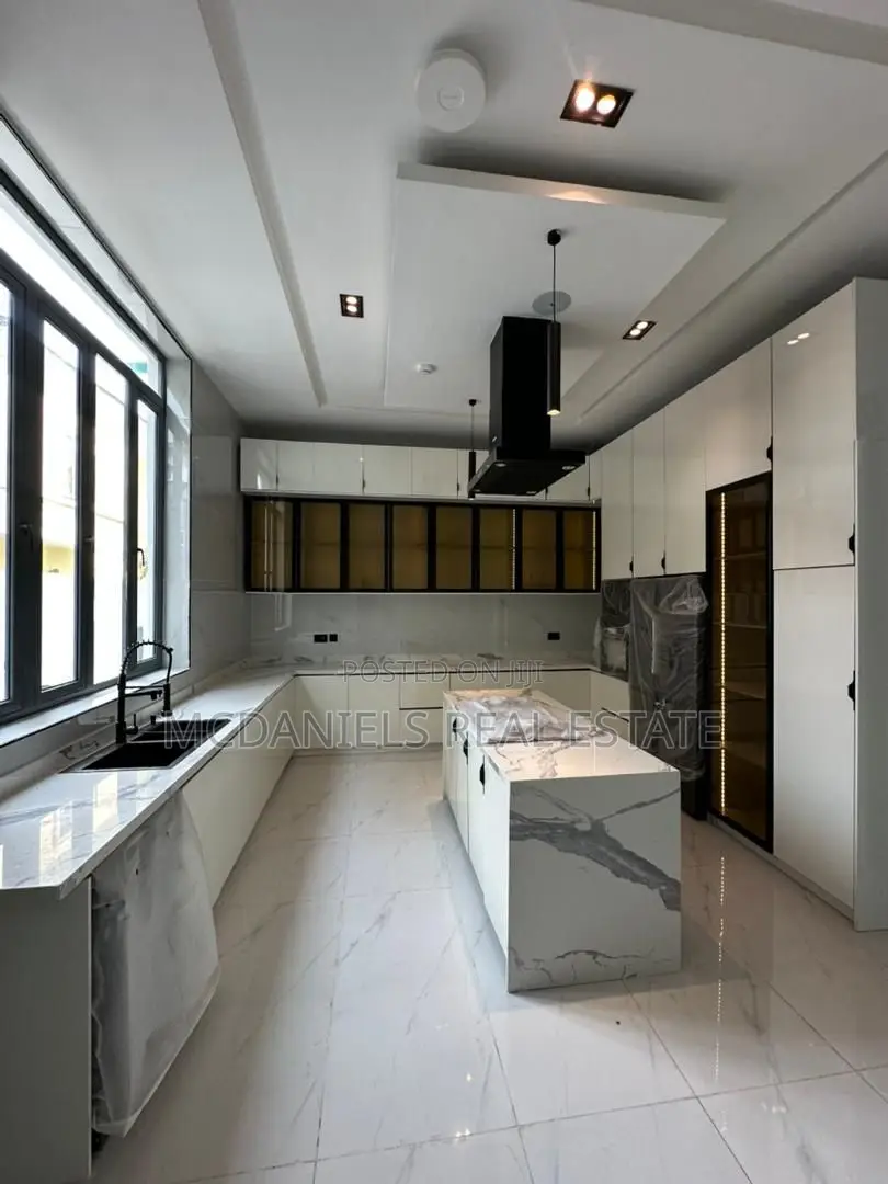 Furnished 5bdrm Duplex in Chevron for sale