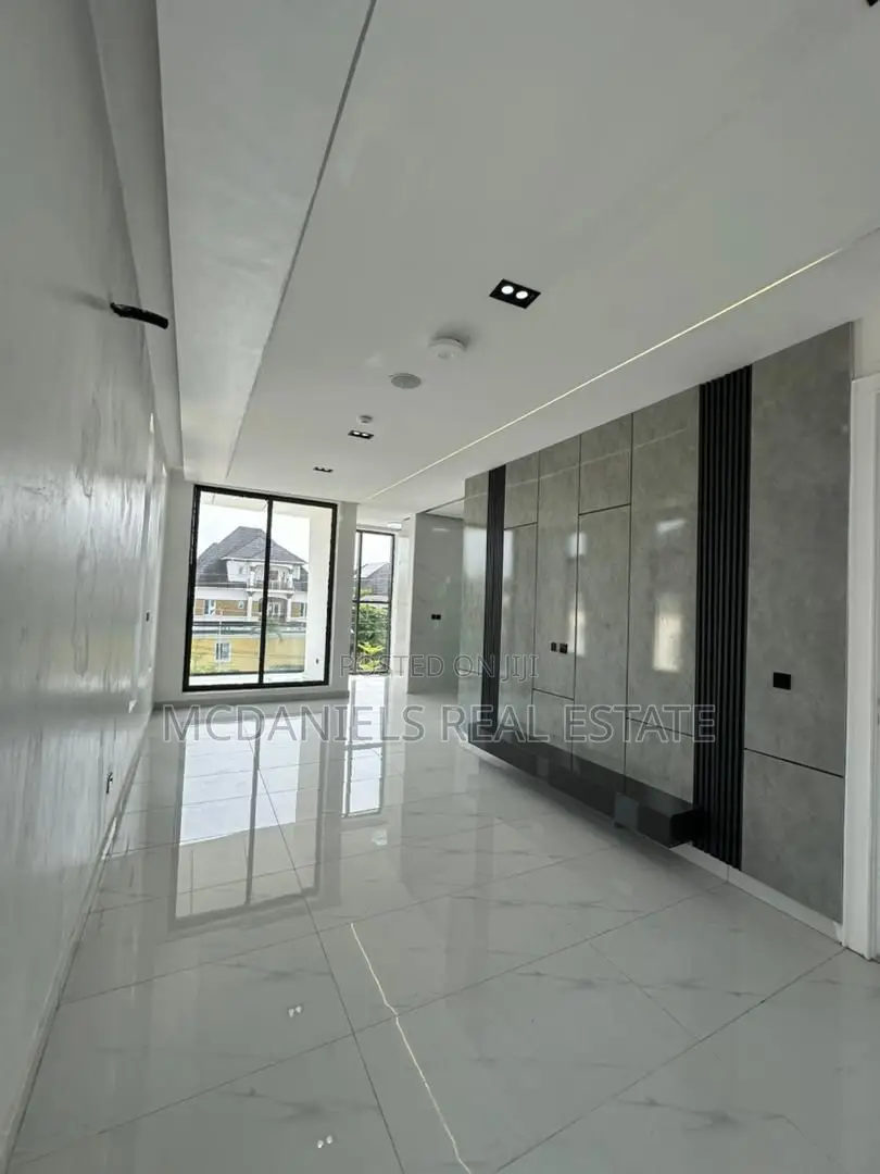 Furnished 5bdrm Duplex in Chevron for sale