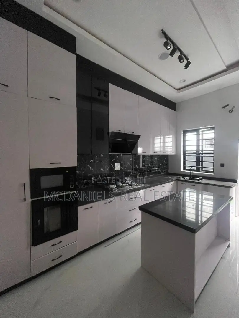 Furnished 5bdrm Duplex in Lekki Phase 1 for sale