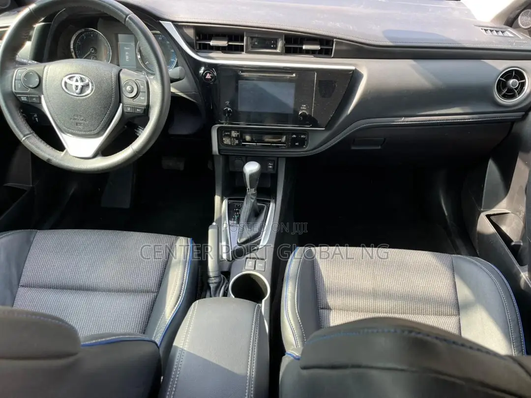 Toyota Corolla SE (1.8L 4cyl 2A) 2018 Gray