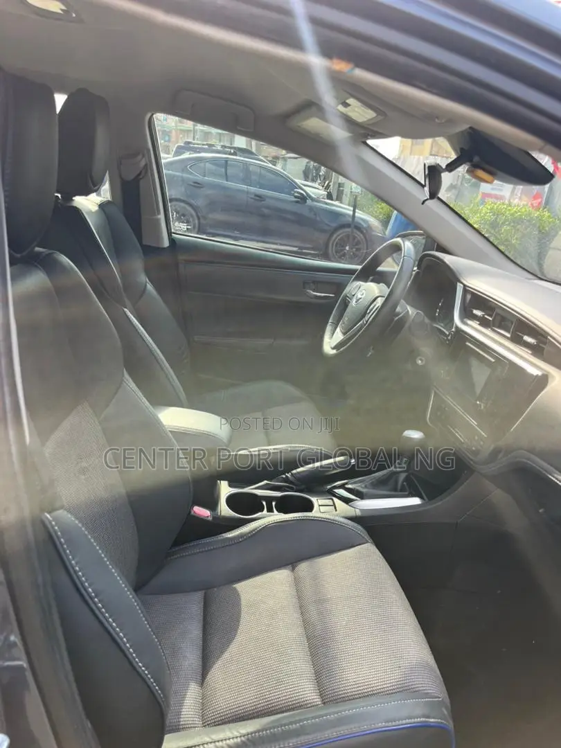 Toyota Corolla SE (1.8L 4cyl 2A) 2018 Gray
