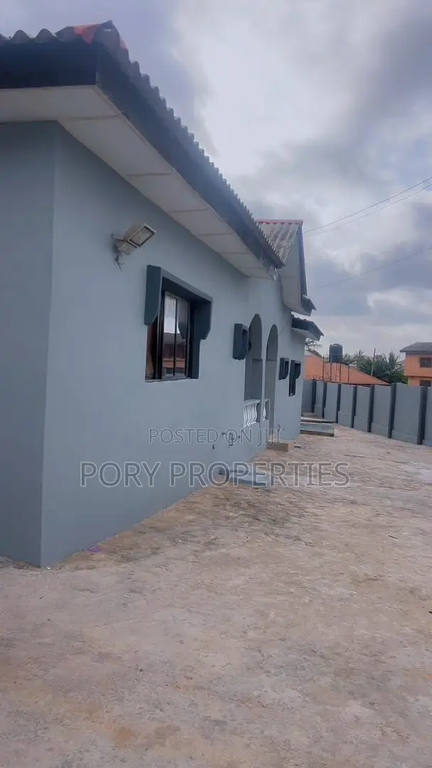 5bdrm Bungalow in Ashipa, Akala Express for sale