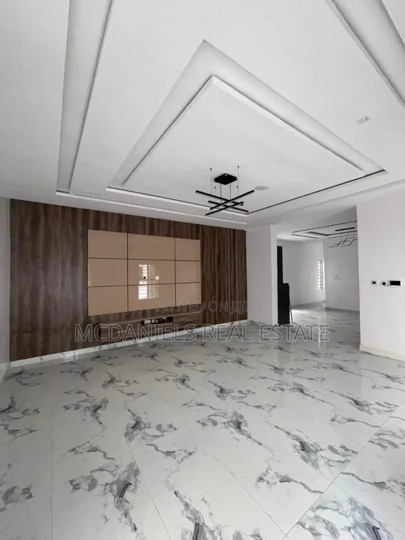 Furnished 5bdrm Duplex in Chevron for sale