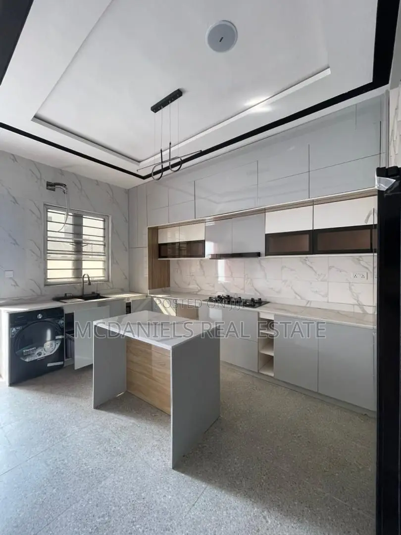 Furnished 5bdrm Duplex in Chevron for sale