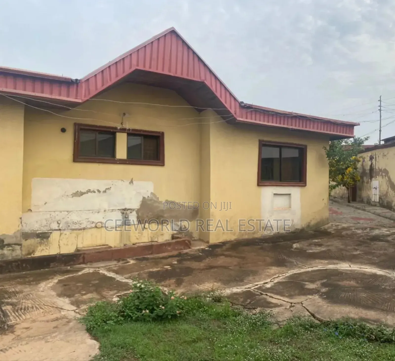6bdrm Bungalow in Ilupeju Estate, Akala Express for sale