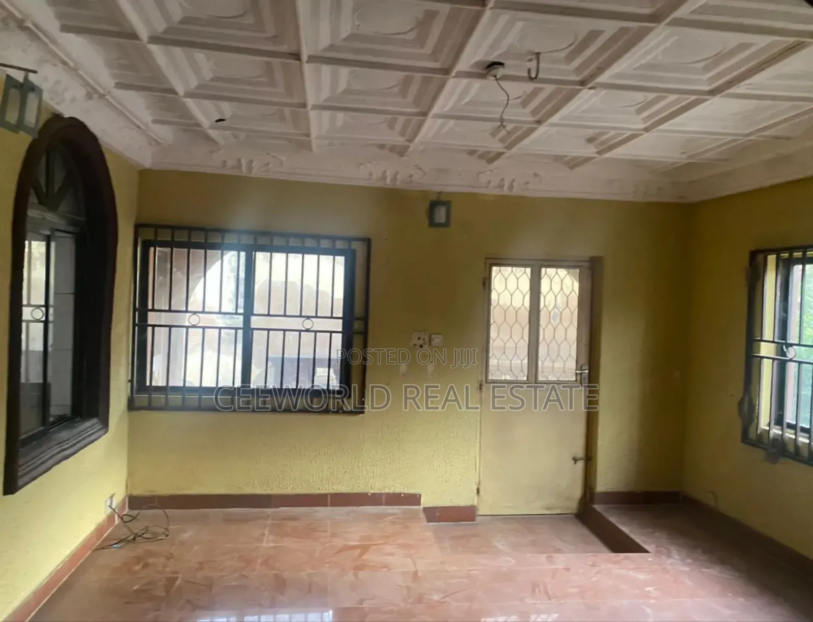 6bdrm Bungalow in Ilupeju Estate, Akala Express for sale