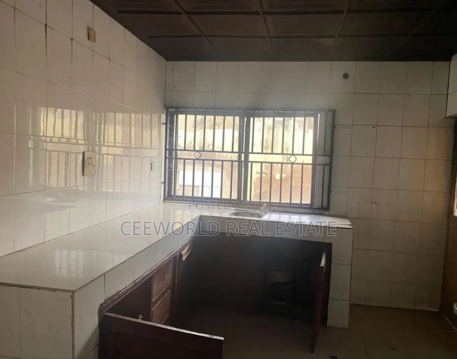 6bdrm Bungalow in Ilupeju Estate, Akala Express for sale