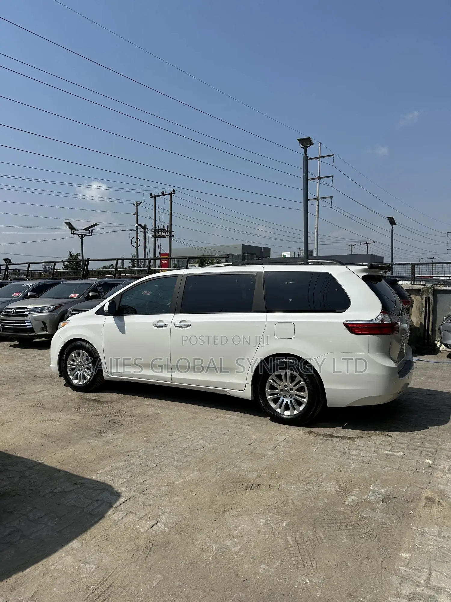 Toyota Sienna XLE 7 Passenger (3.5L 6cyl 8A) 2017 White