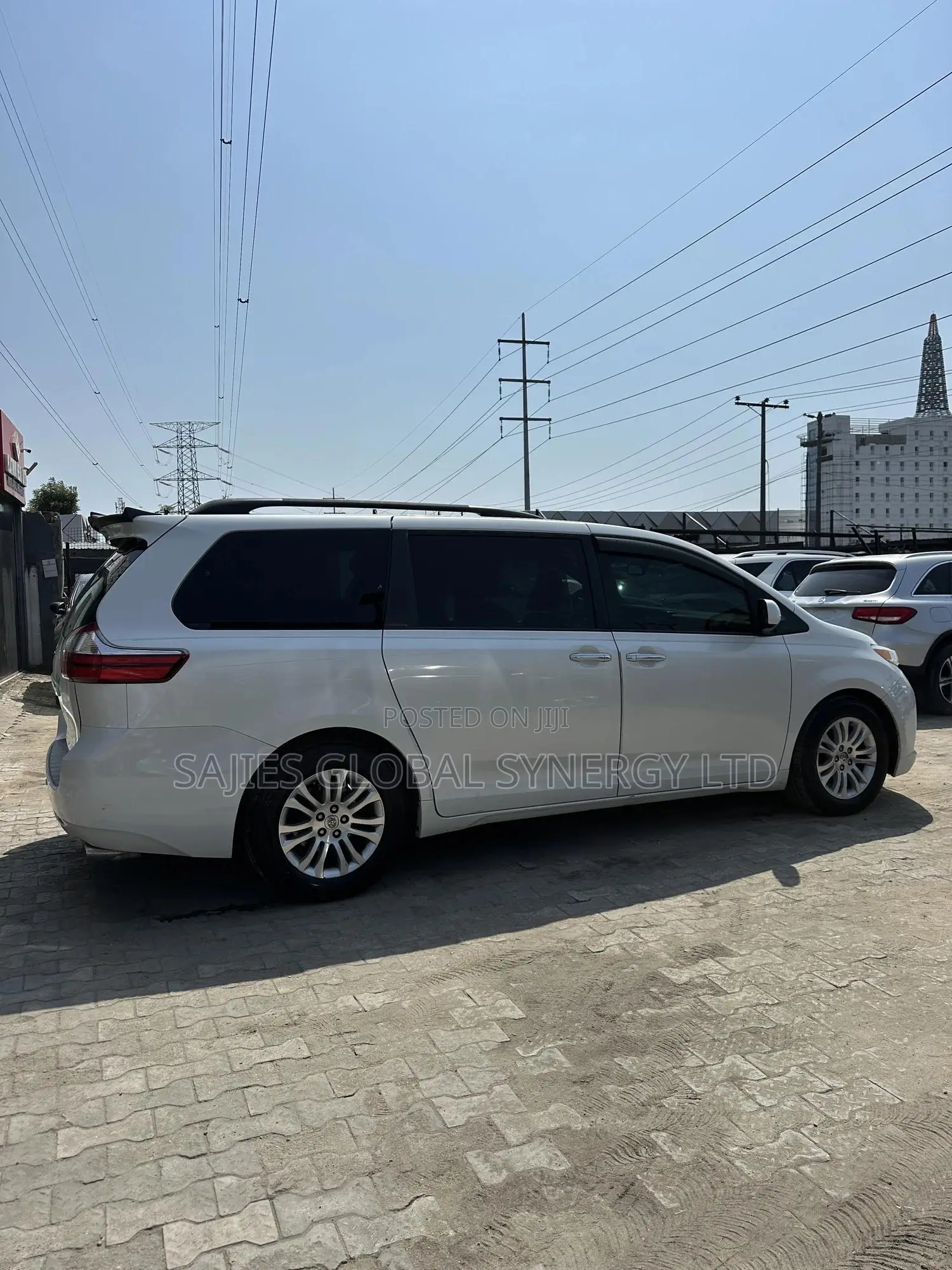 Toyota Sienna XLE 7 Passenger (3.5L 6cyl 8A) 2017 White