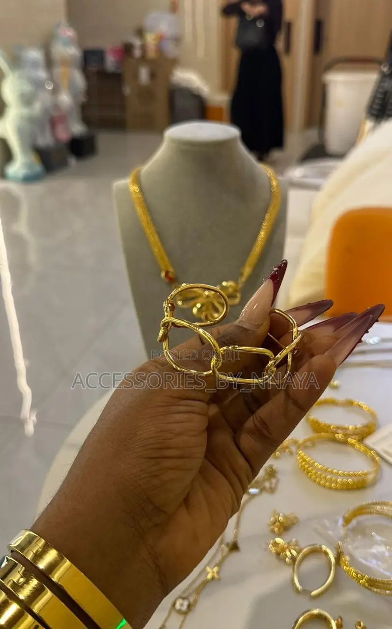 Round Curvy Adjustable Bangle
