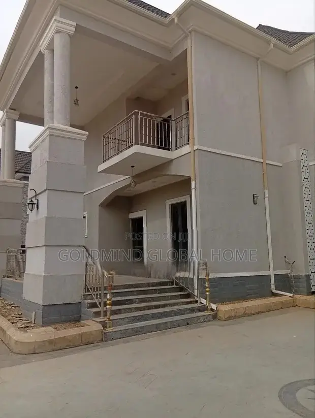 6bdrm Duplex in River Park Estate, FHA for sale