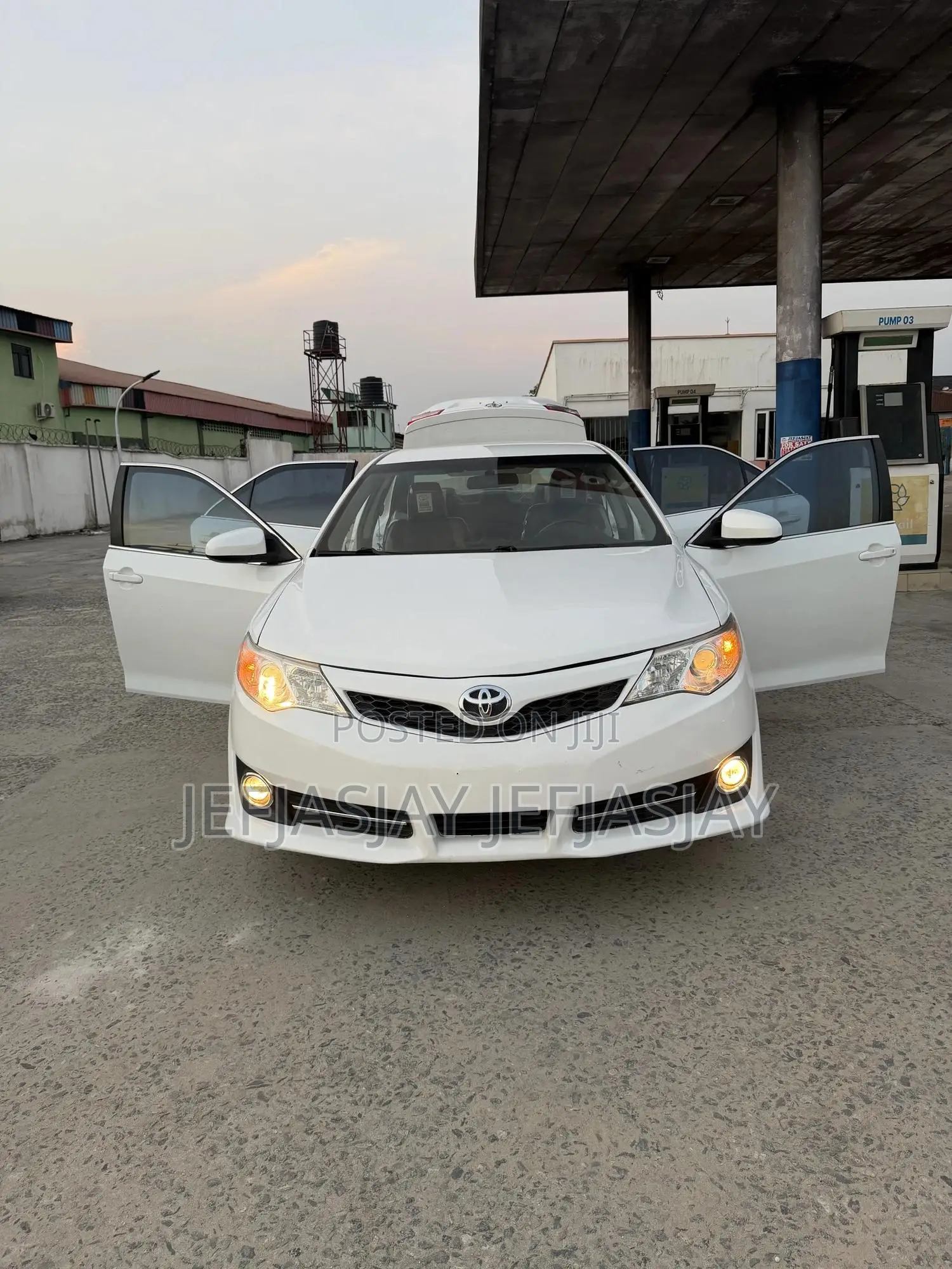 Toyota Camry SE 4dr Sedan (2.5L 4cyl 6A) 2013 White