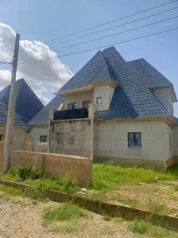 5bdrm Penthouse in Lugbe, FHA for sale