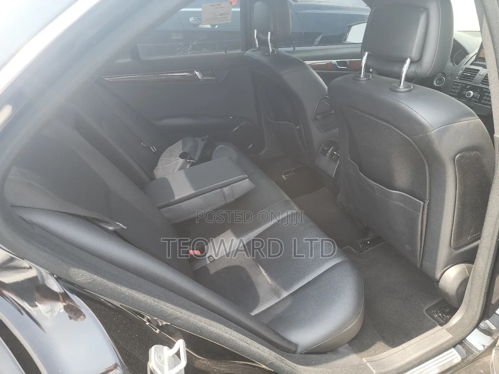 Mercedes-Benz C300 Luxury Sedan RWD (3.0L 6cyl 7A) 2011 Black