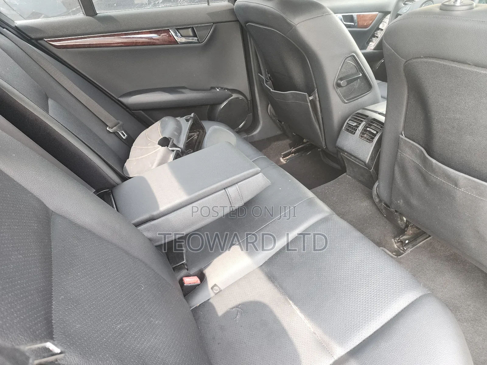 Mercedes-Benz C300 Luxury Sedan RWD (3.0L 6cyl 7A) 2011 Black
