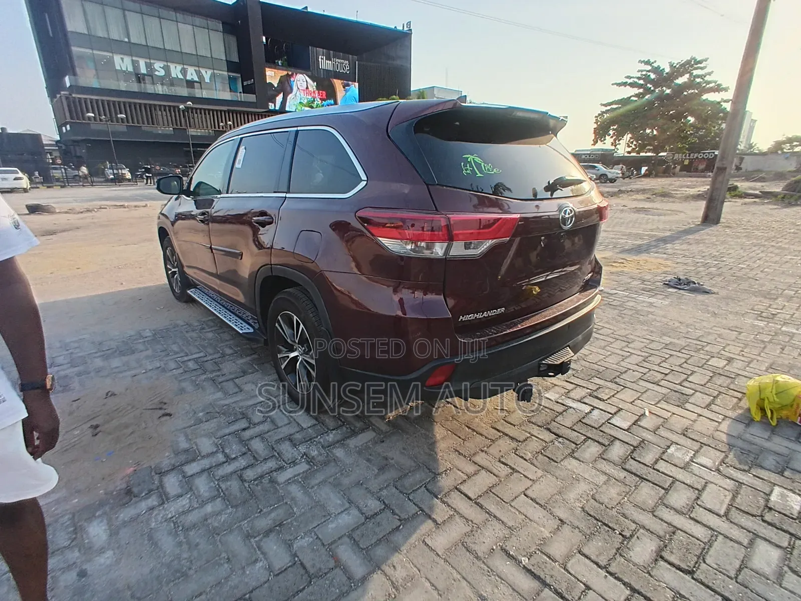 Toyota Highlander XLE 4x2 V6 (3.5L 6cyl 8A) 2017 Red