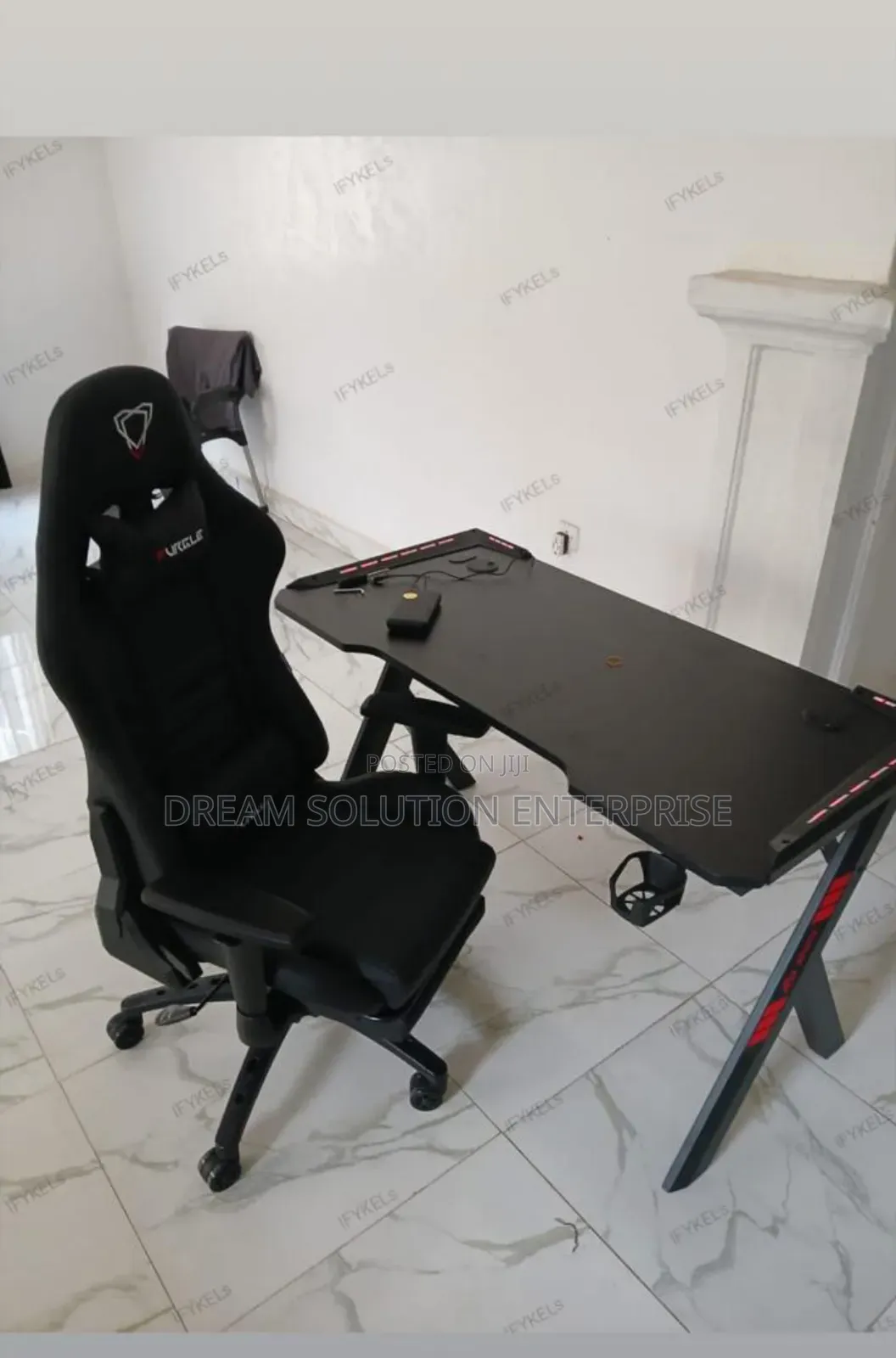 Quality Gaming Chair With Non Adjustable Gaming Table