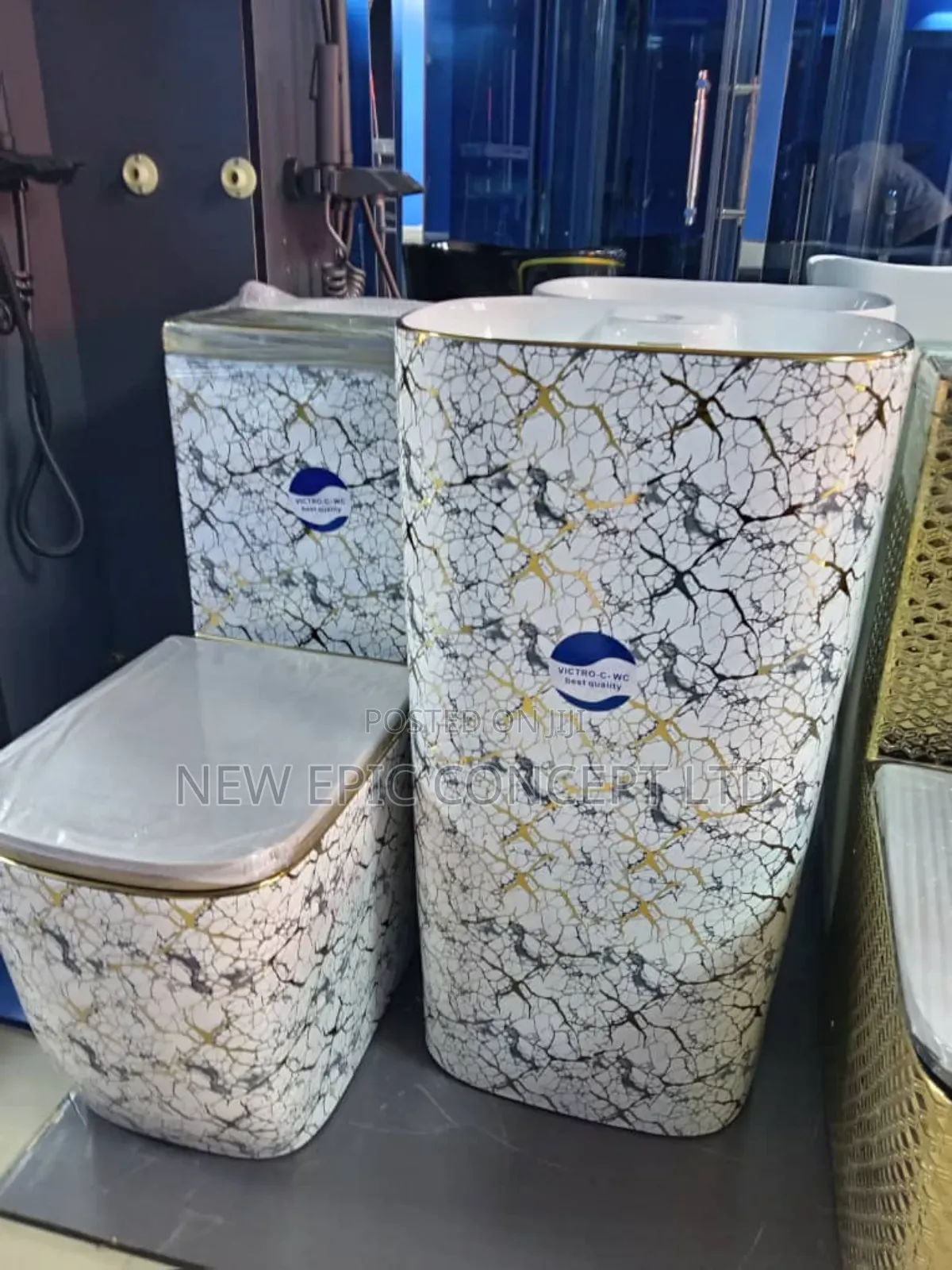 Special Master Gold Color Toilet Seat With Wash Hand Basin