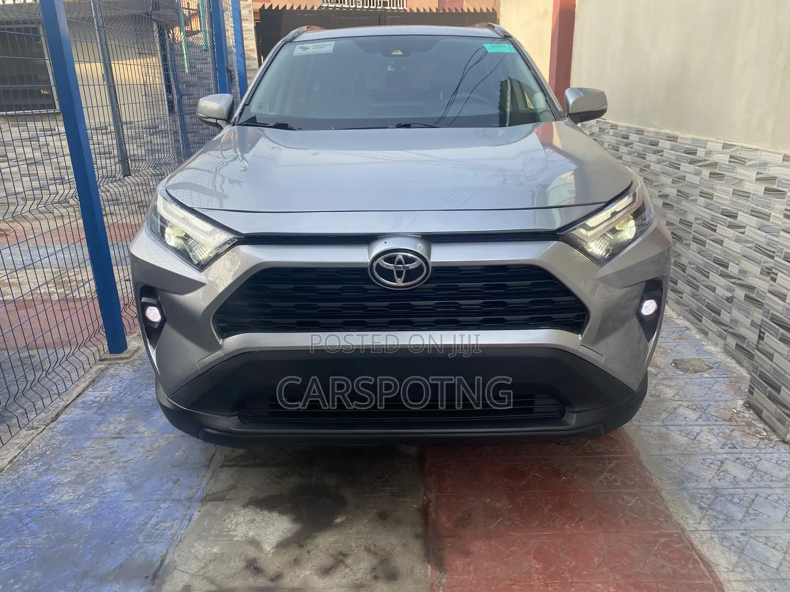 Toyota RAV4 XLE Premium FWD 2023 Silver