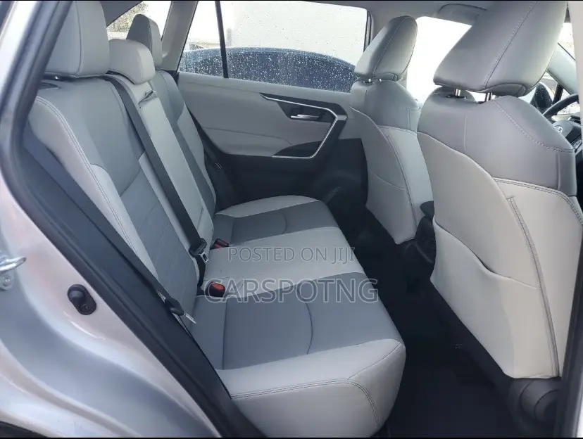 Toyota RAV4 XLE Premium FWD 2023 Silver