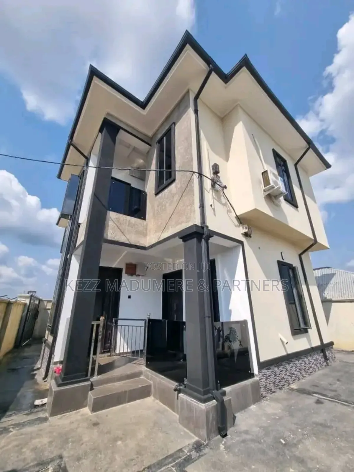 4bdrm Block of Flats in Nwaniba Road By for sale