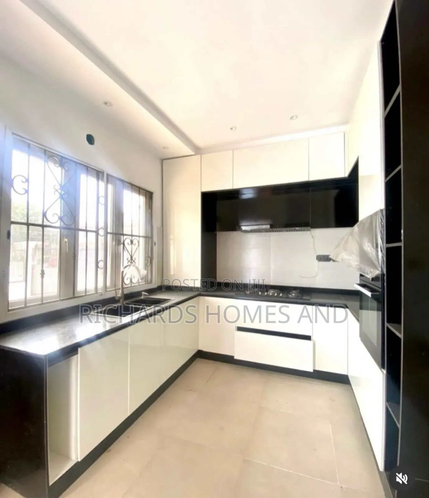 5bdrm Apartment in Victoria Island for sale
