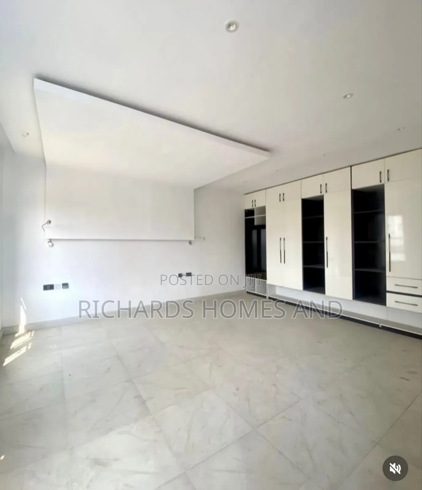 5bdrm Apartment in Victoria Island for sale