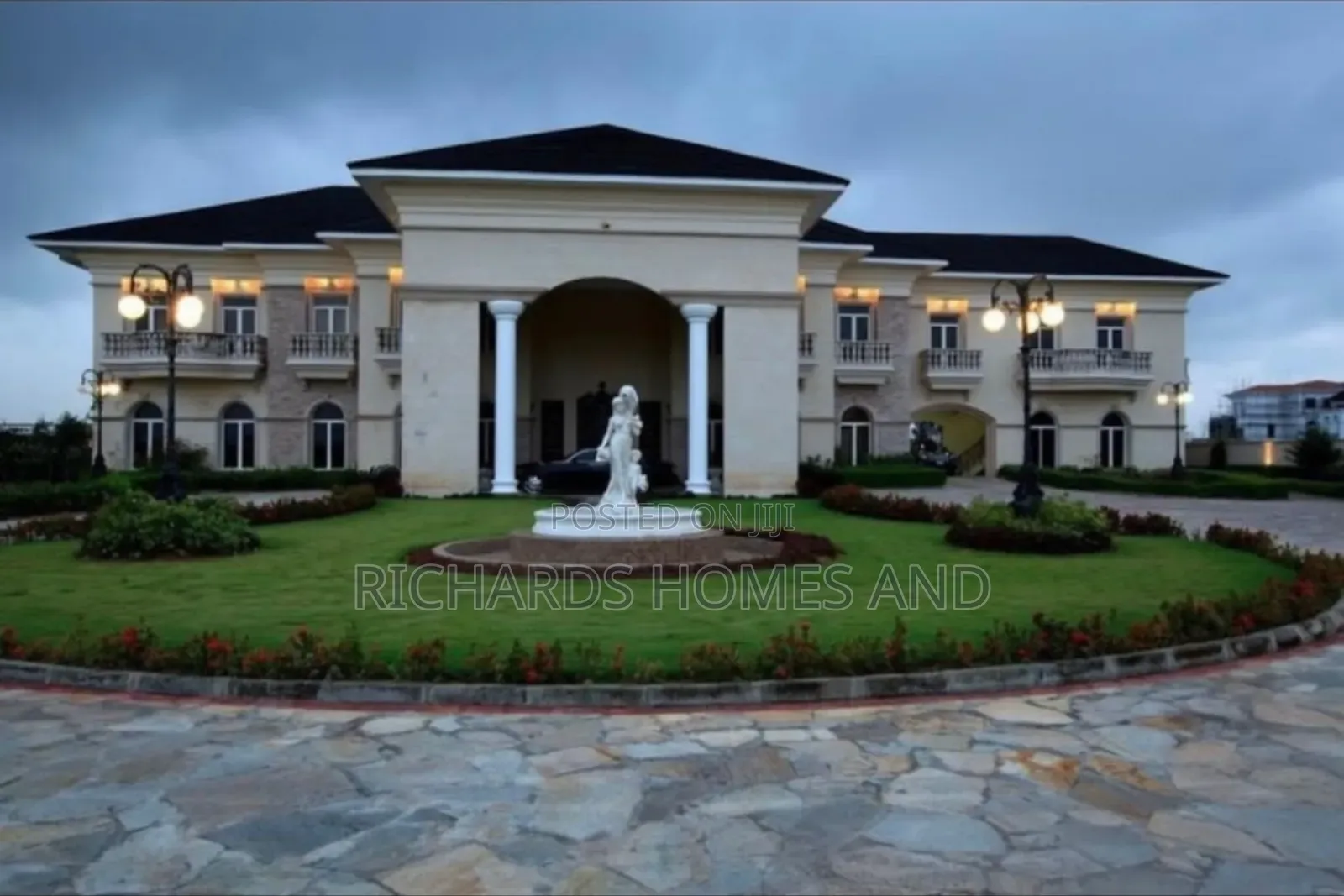 7bdrm House in Banana Island for sale