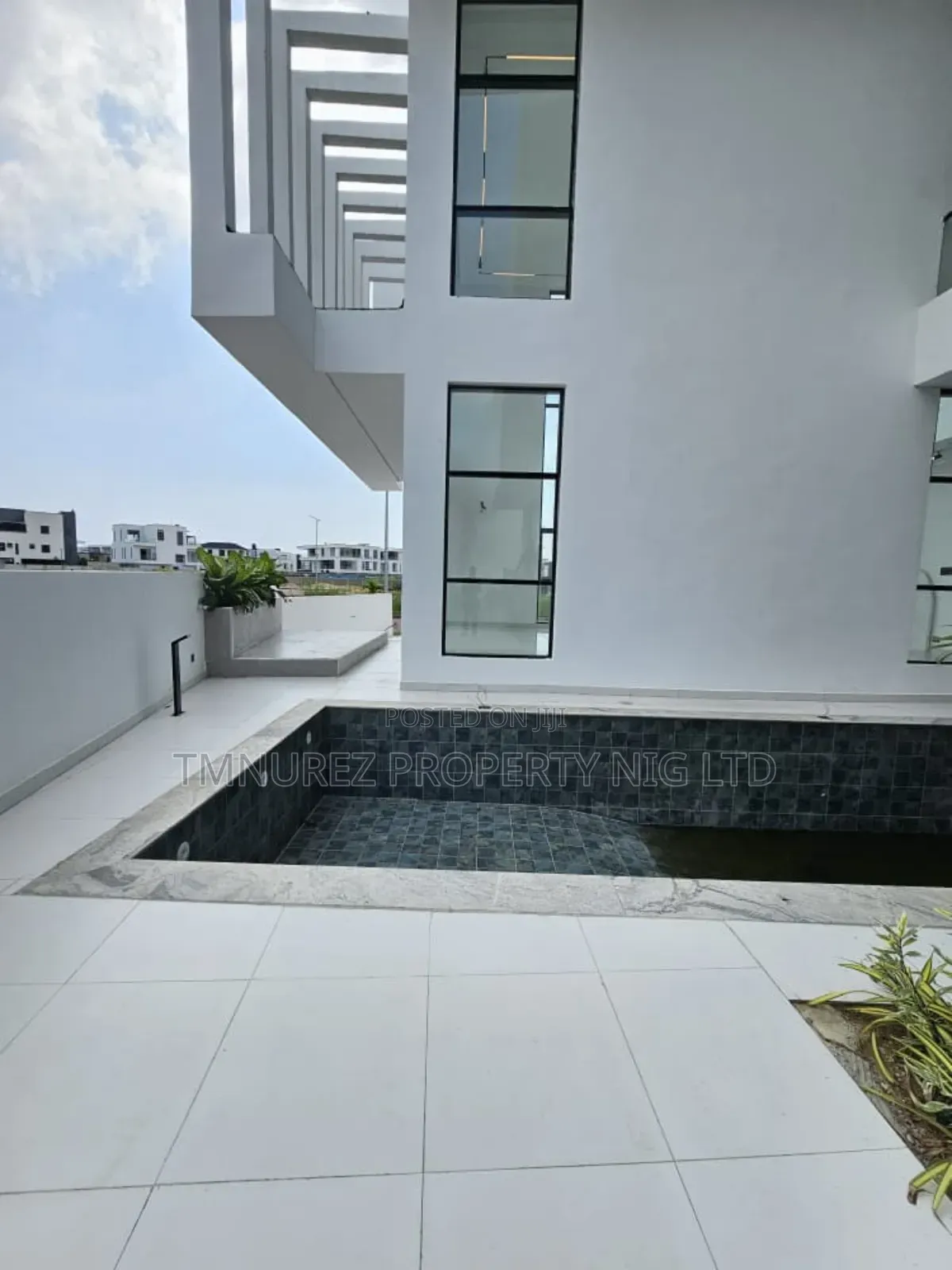 5bdrm Duplex in Osapa London for sale