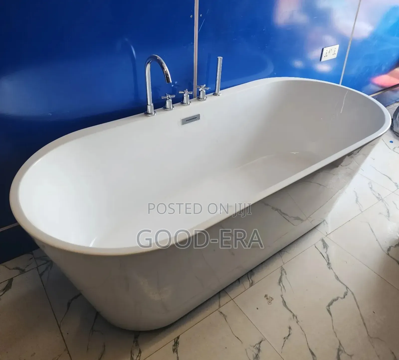 Oval Free Standing Bath Tub With Mixer