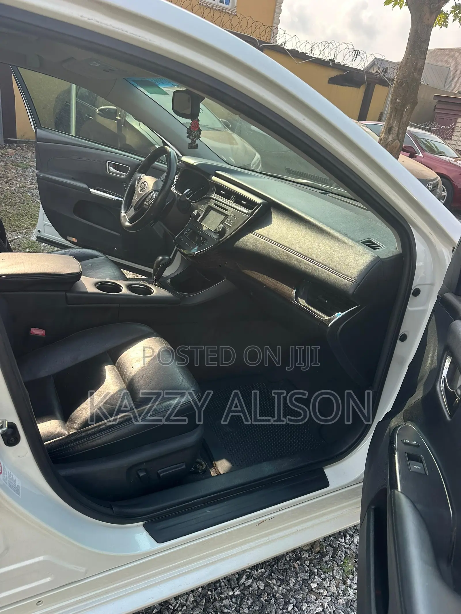 Toyota Avalon XLE Premium Sedan FWD (3.5L 6cyl 6A) 2013 White