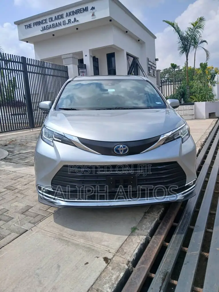 Toyota Sienna Limited 7-Passenger AWD 2021 Silver
