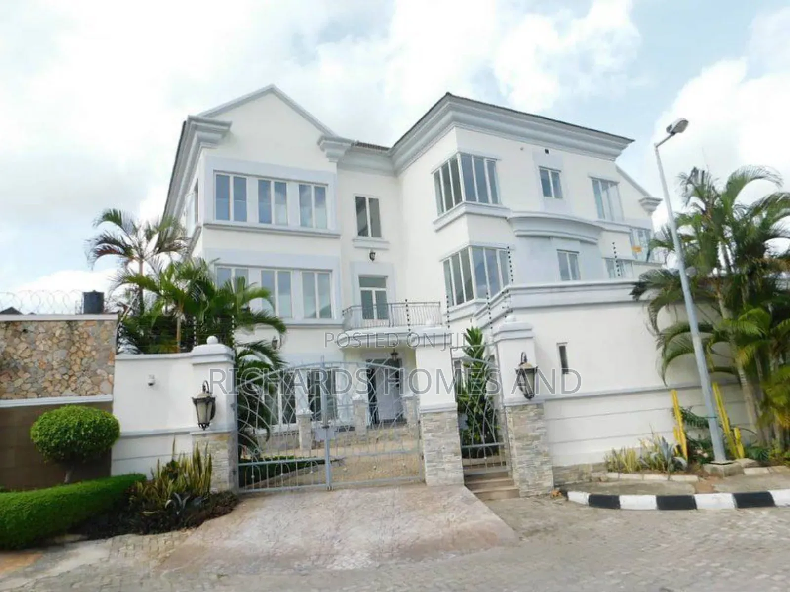 3bdrm Apartment in Banana Island for rent
