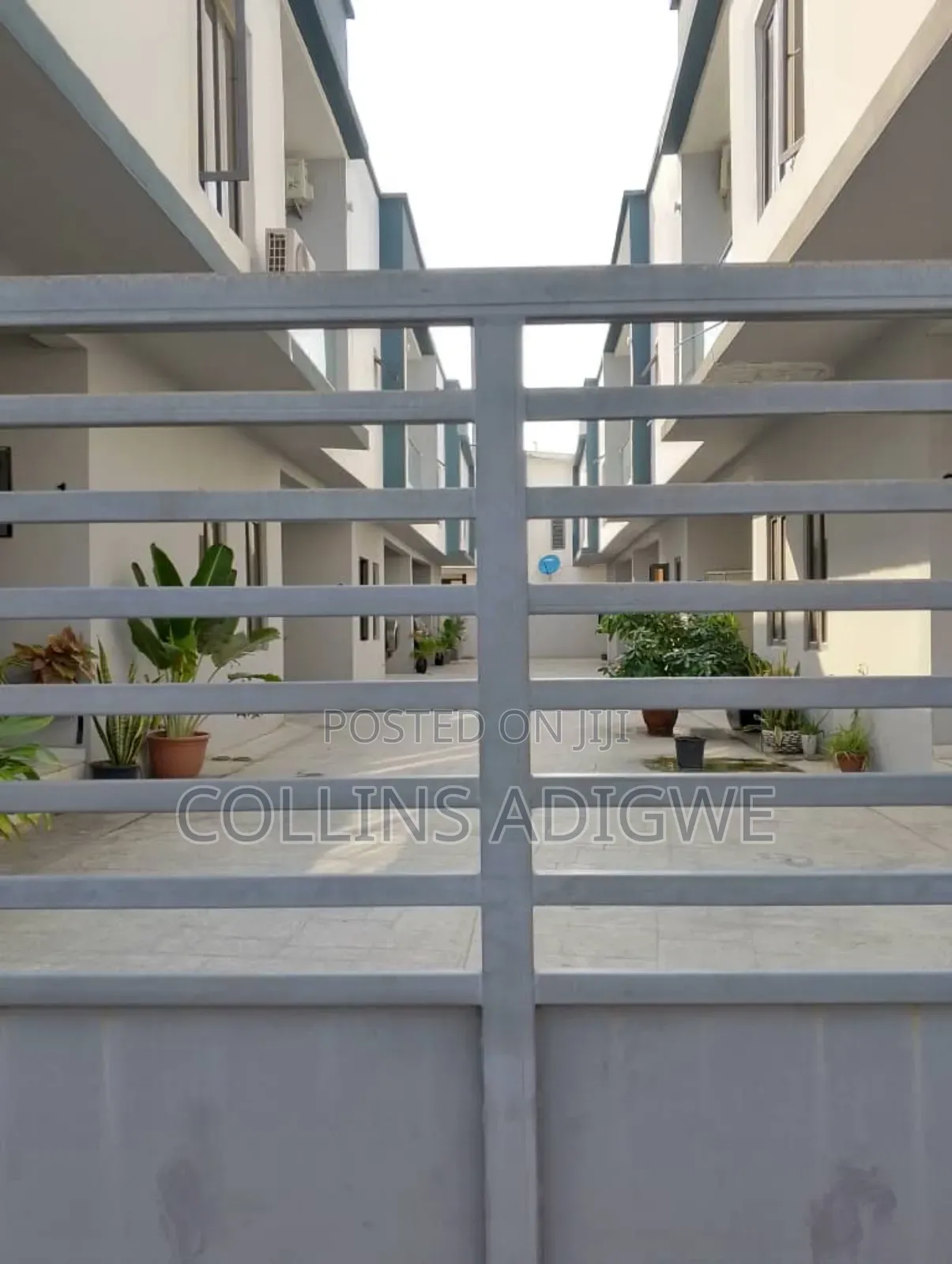 4bdrm Duplex in Orchid Road, Chevron for sale