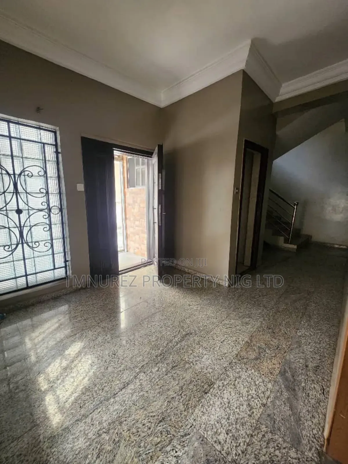 5bdrm Duplex in Chevron for rent