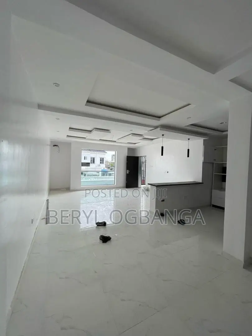 2bdrm Apartment in Lekki Phase 2 for rent