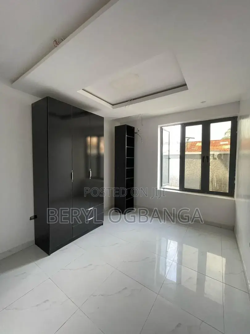 2bdrm Apartment in Lekki Phase 2 for rent