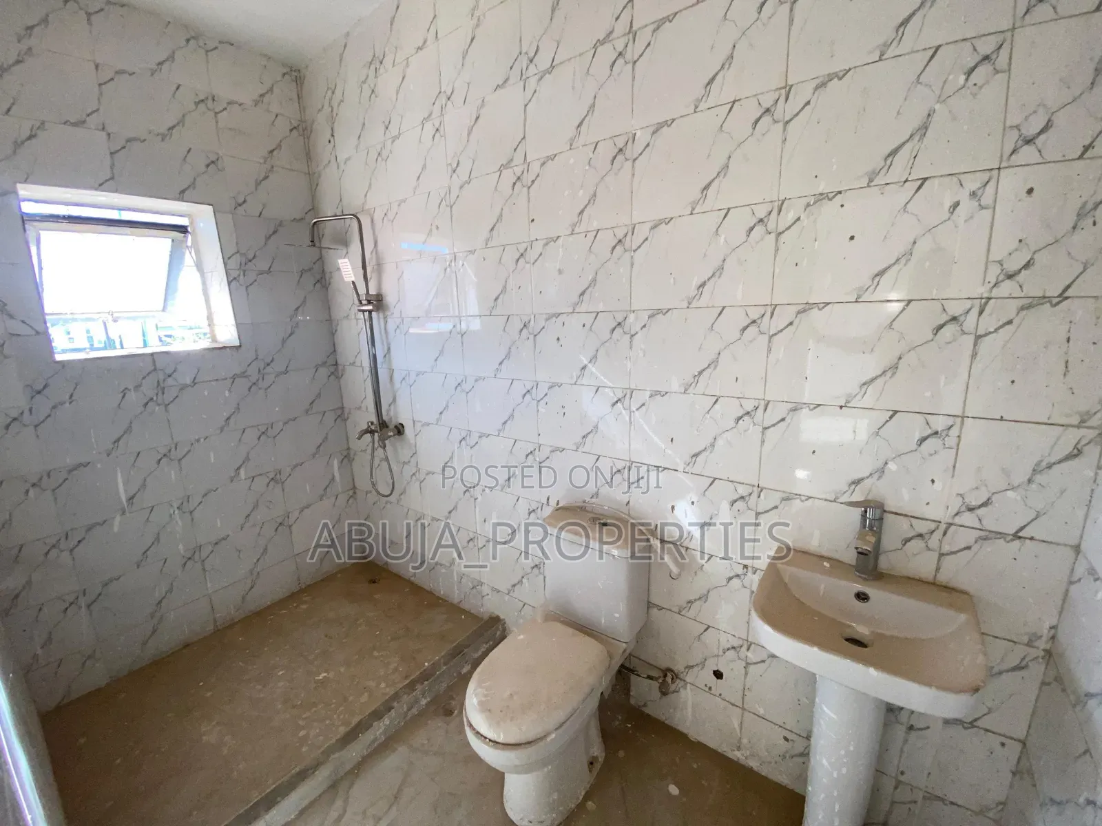 5bdrm Duplex in Guzape District for sale