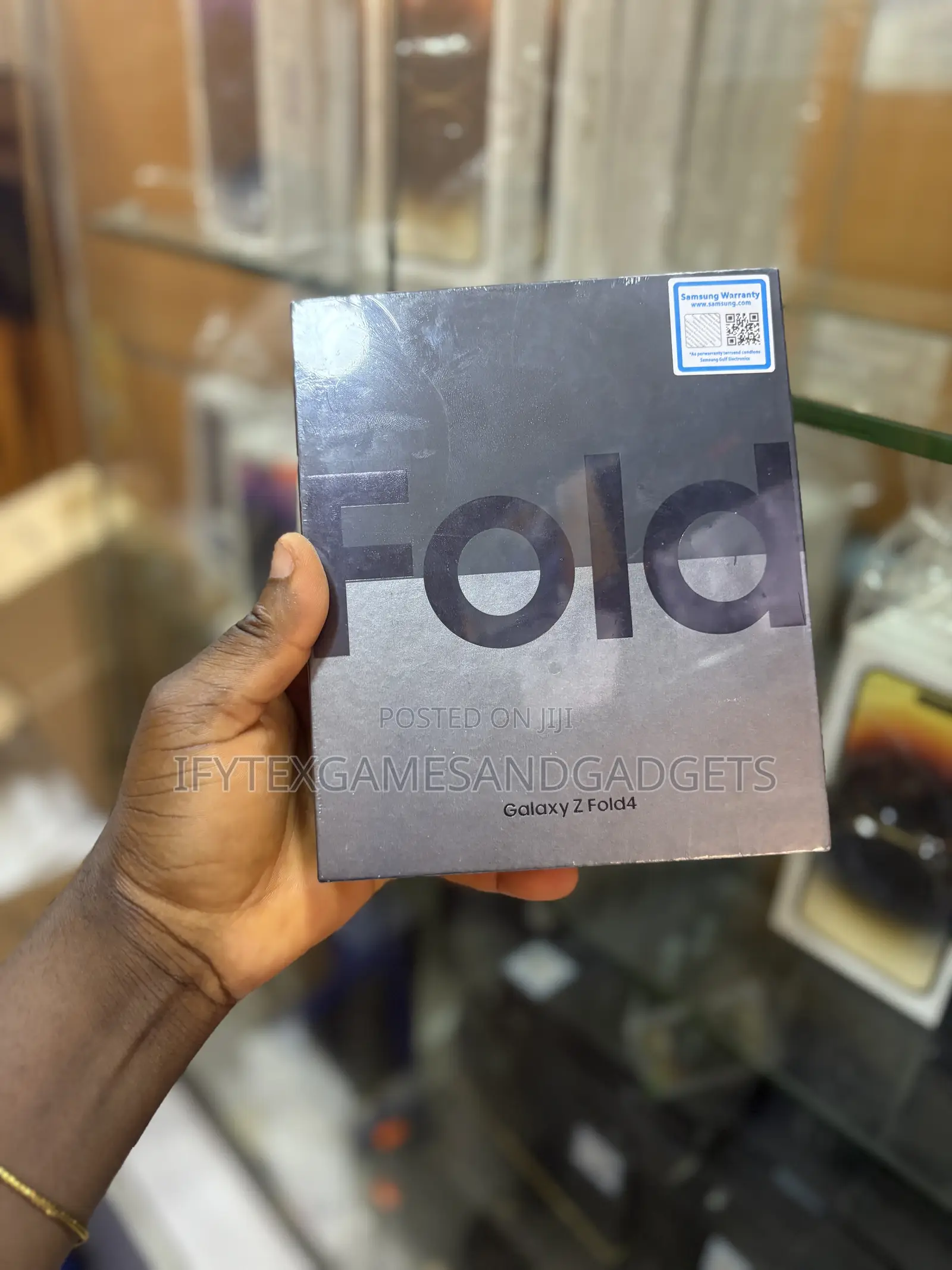 New Samsung Galaxy Z Fold4 256 GB Gold