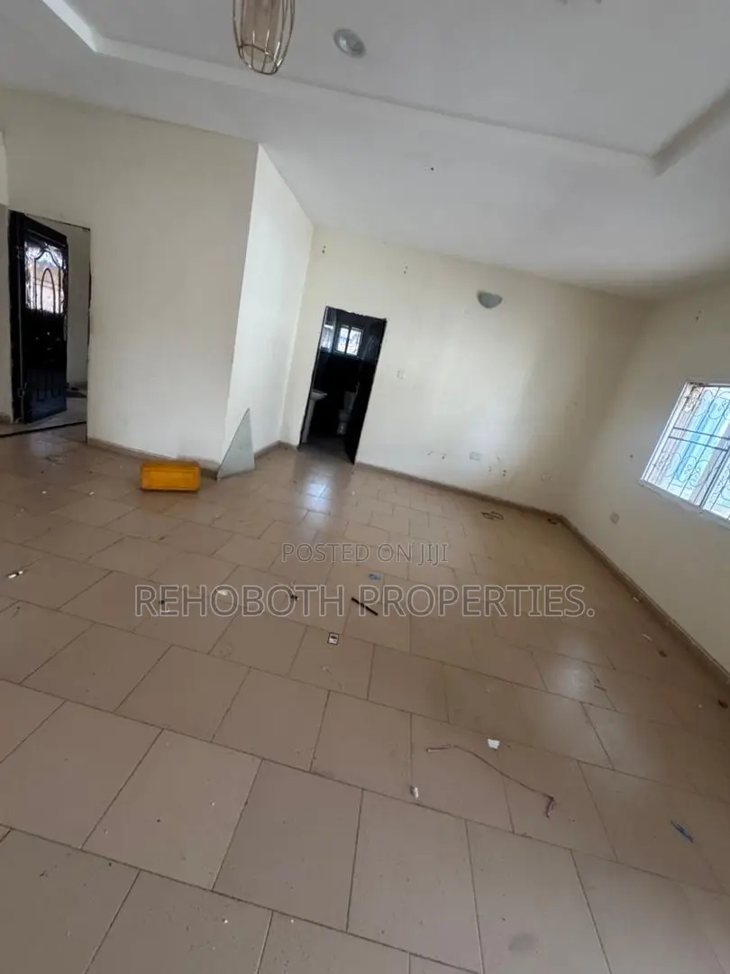 3bdrm Apartment in Ayilara, Oluyole Estate for rent