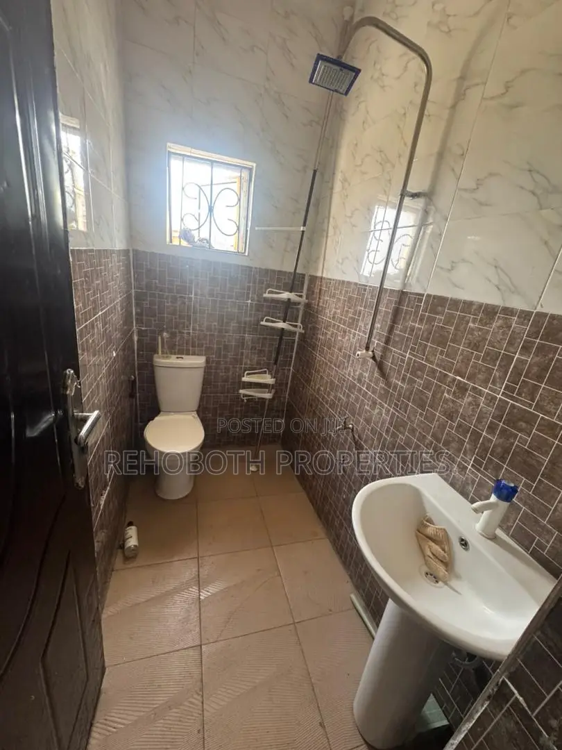 3bdrm Apartment in Ayilara, Oluyole Estate for rent