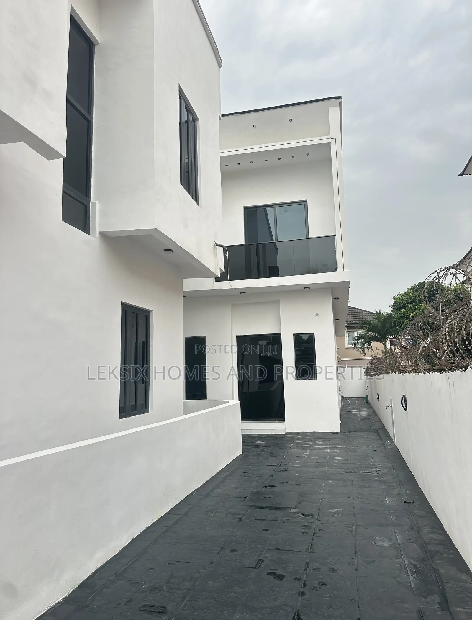 4bdrm Duplex in A Well Secured Call, Off Lekki-Epe Expressway for sale