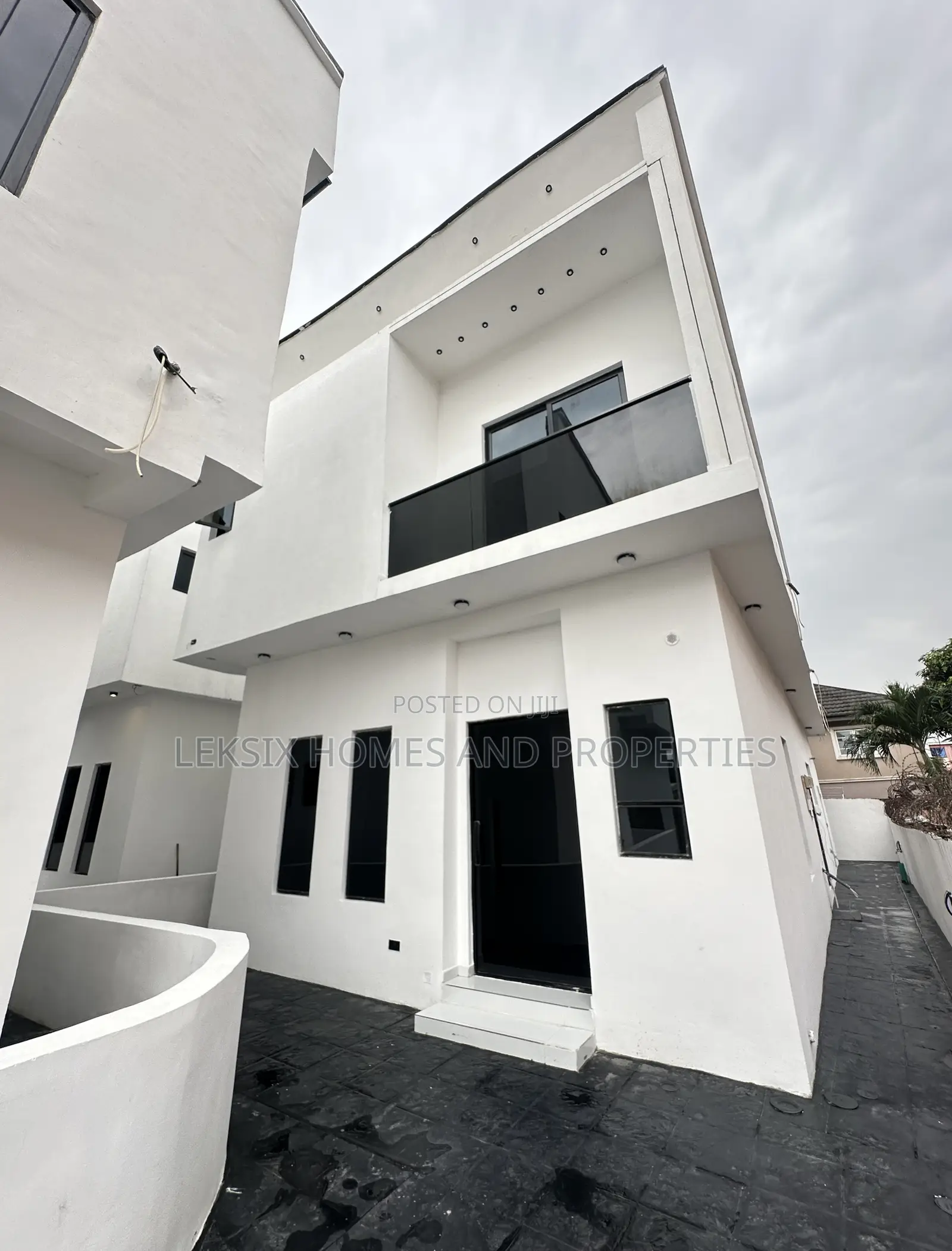 4bdrm Duplex in A Well Secured Call, Off Lekki-Epe Expressway for sale