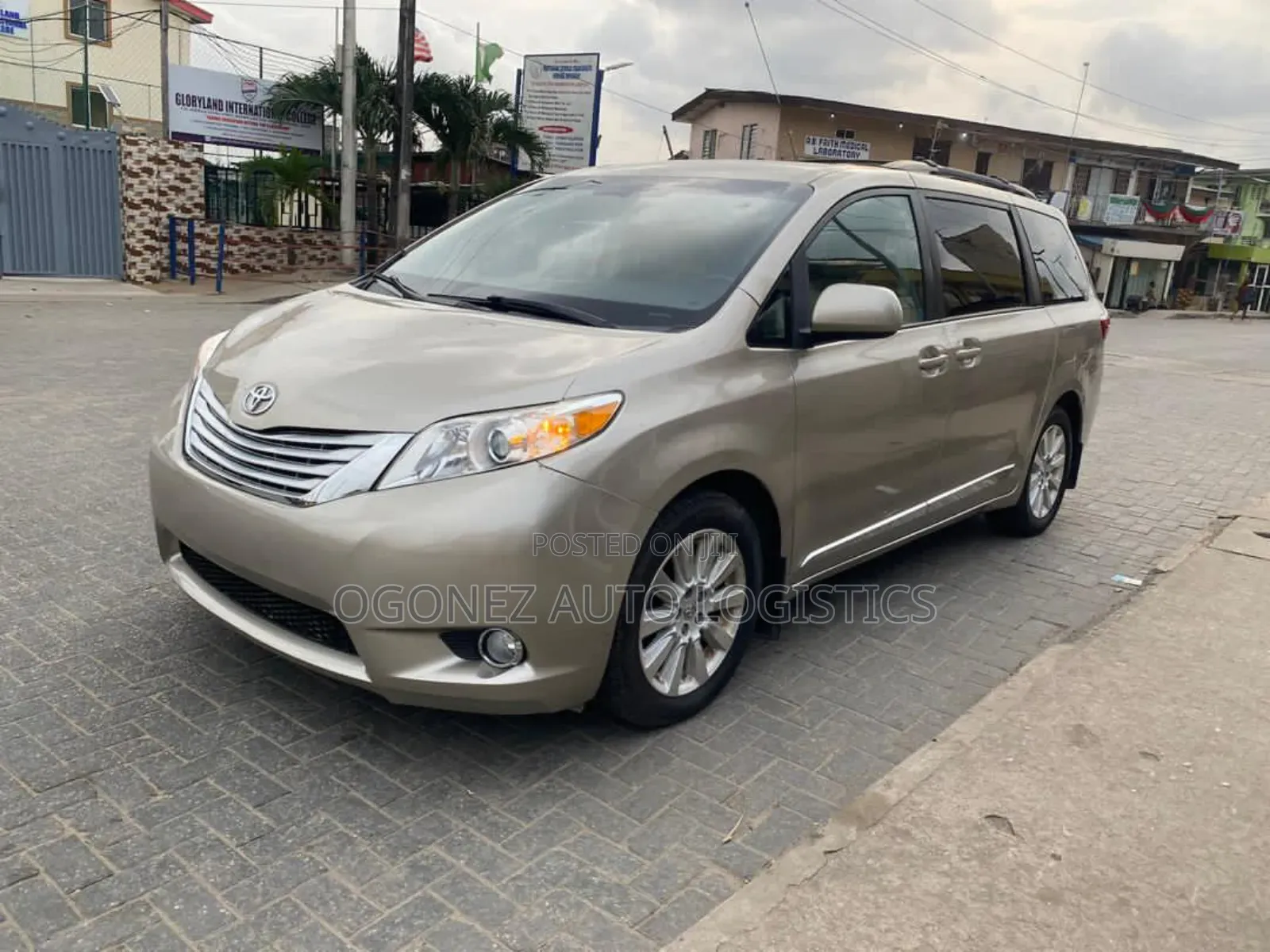 Toyota Sienna LE 7 Passenger Auto Access Seat (3.5L 6cyl 6A) 2016 Gold